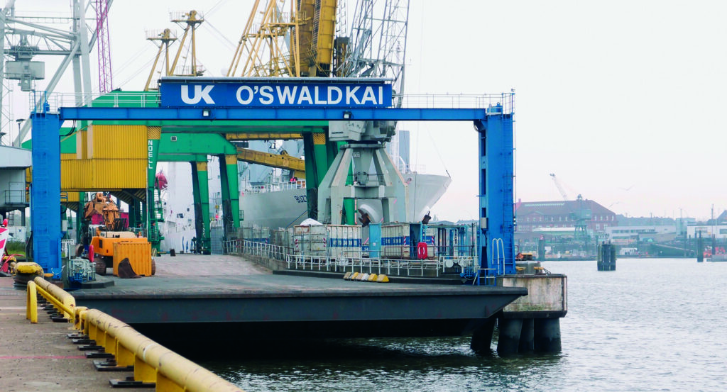 Der Oswaldkai würdigt noch heute den Kolonialkaufmann William Henry O’Swald, Hamburger Hafen. Foto: Hannimari Jokinen

