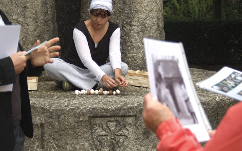 Performative Fake-Stories, temporäre Neudeutungen, vernetzende Verzweigungen gegen massive Solitäre. In Hamburg-Bergedorf verwandelten die Choreographin Yolanda Gutiérrez und die bildende Künstlerin Hannimari Jokinen das Bismarckdenkmal in ein „Agaricus-Denkmal“. Quelle: Going Public 2008, Fotos: © Stilla Seis